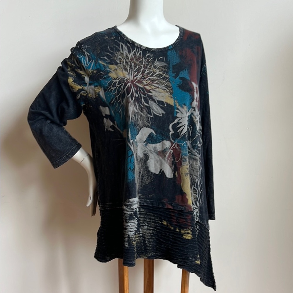 jess & jane Black Asymmetrical Tunic with Graphic Design